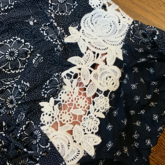 LOFT Black and White Floral Flowy Shirt. Size S Petite. - Picture 3 of 10